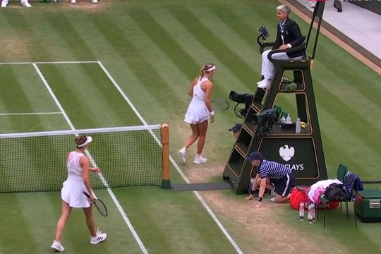 Azarenka nu a aștepta-o pe Svitolina pentru a da mâna/ foto: captură Eurosport