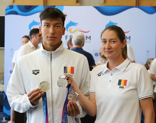 Vlad Stancu și Iulia Becheru și cele trei medalii cucerite de înotătorul de la Steaua FOTO FRNPM