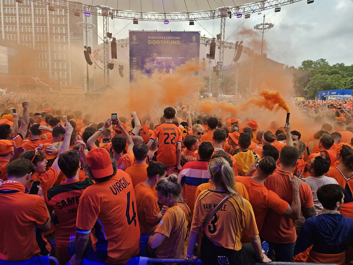 Atmosfera din fan zone-ul Olandei în timpul meciului cu Anglia, din semifinalele de la Euro 2024