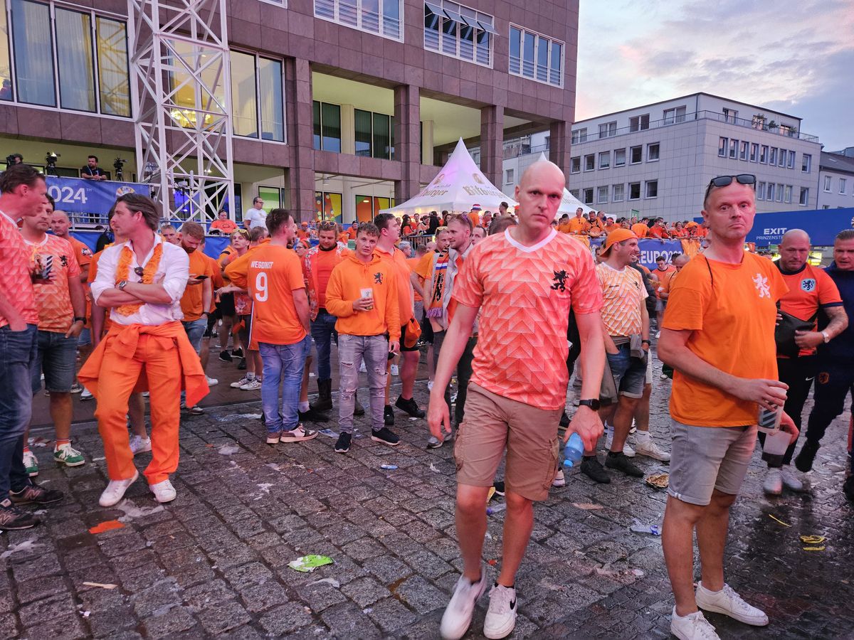 Atmosfera din fan zone-ul Olandei în timpul meciului cu Anglia, din semifinalele de la Euro 2024