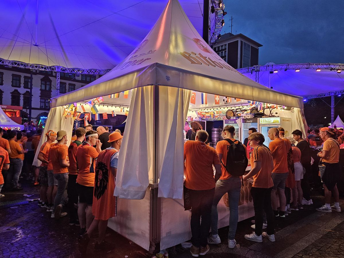 Atmosfera din fan zone-ul Olandei în timpul meciului cu Anglia, din semifinalele de la Euro 2024