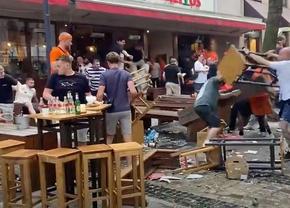 Incidente șocante înainte de Olanda - Anglia » I-au luat pe sus pe englezii de la terasele din Dortmund, au zburat pumni și scaune!