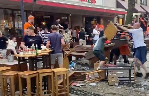 Incidente șocante înainte de Olanda - Anglia » I-au luat pe sus pe englezii de la terasele din Dortmund, au zburat pumni și scaune!