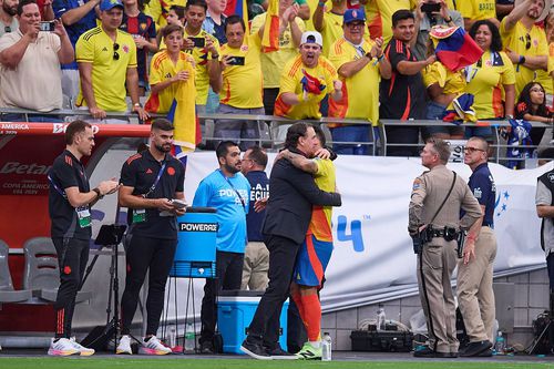 Nestor Lorenzo, îmbrățișându-l pe James Rodrigues. Sursă foto: Imago