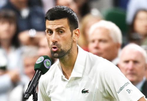 Novak Djokovic în timp ce îi pune la colț pe fanii de la Wimbledon, foto: Guliver/gettyimages