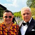 Denis Drăguș și nașul Marius Șumudică, îmbrăcați elegant, cu papion, alături de lăutarul Sandu Măruță