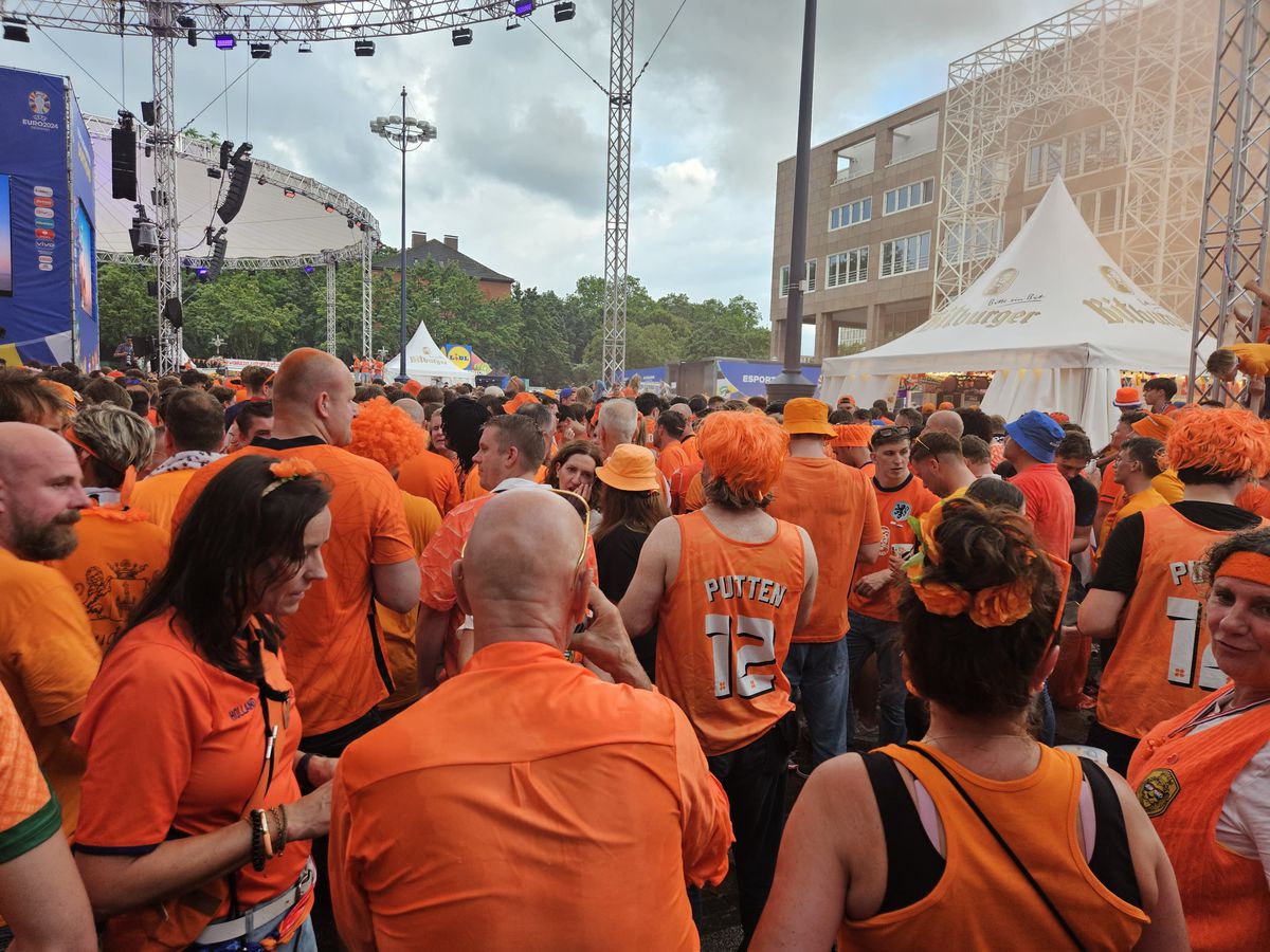 Invazia Oranje » Atmosferă electrizantă în fan zone-ul din Dortmund