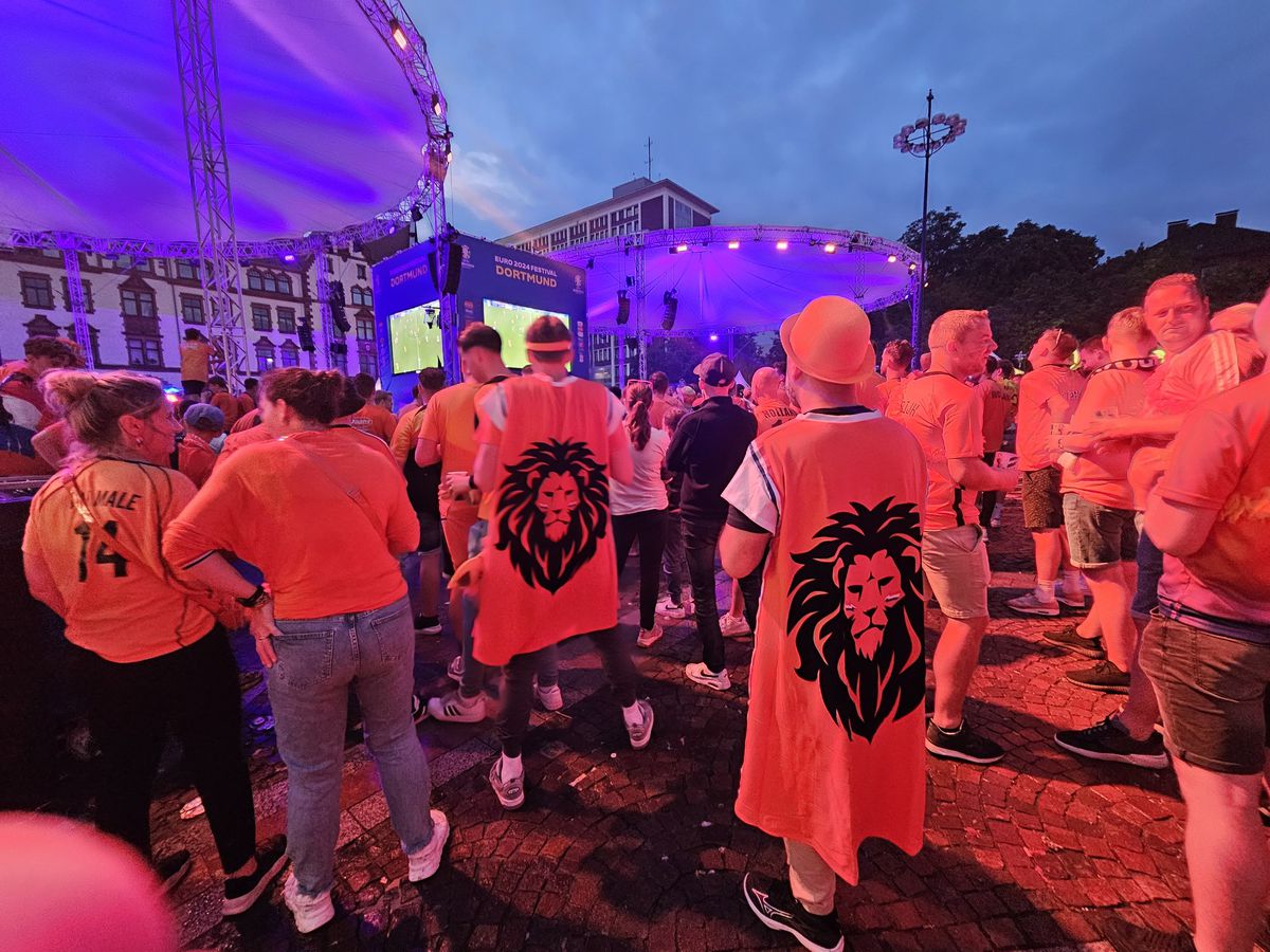 Atmosfera din fan zone-ul Olandei în timpul meciului cu Anglia, din semifinalele de la Euro 2024