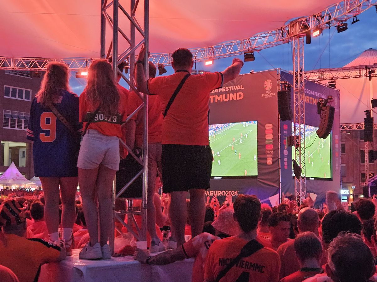 Atmosfera din fan zone-ul Olandei în timpul meciului cu Anglia, din semifinalele de la Euro 2024