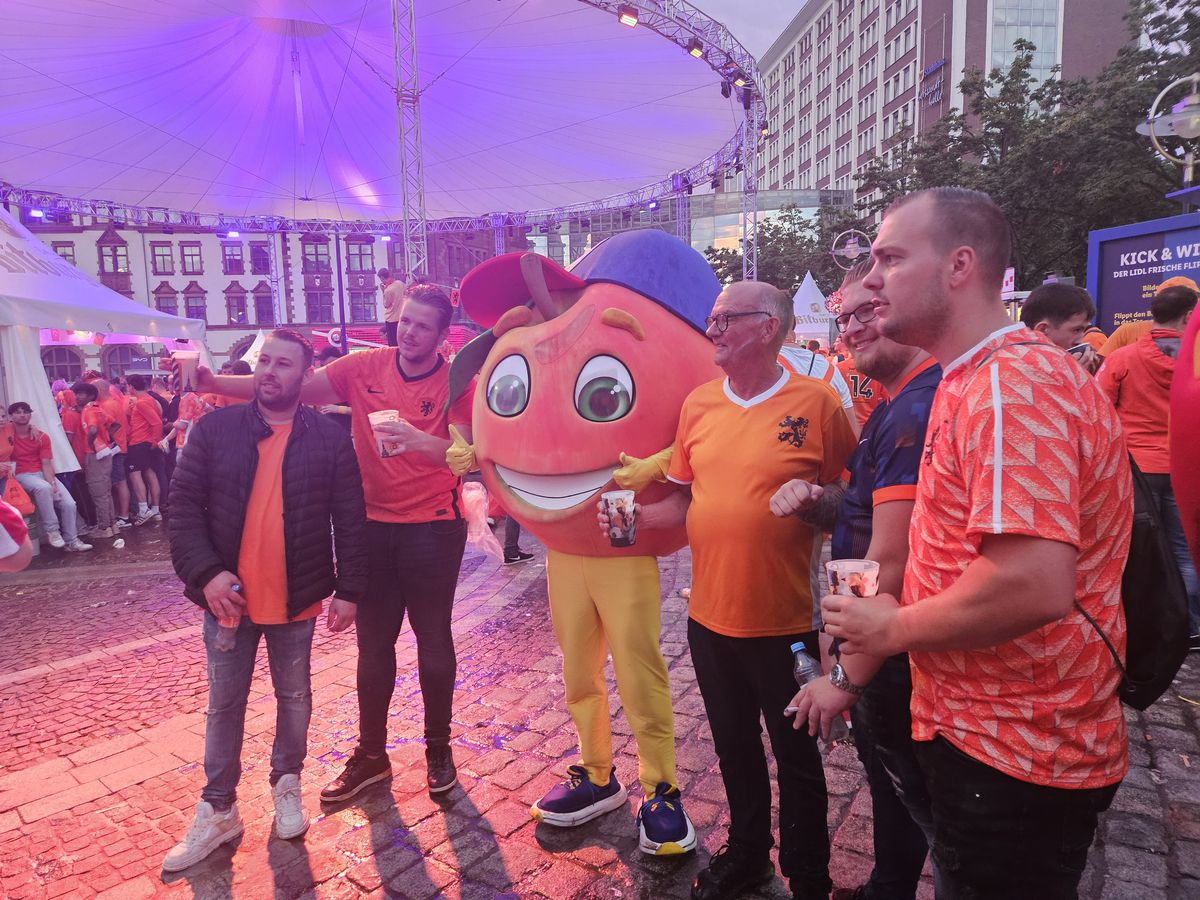 Atmosfera din fan zone-ul Olandei în timpul meciului cu Anglia, din semifinalele de la Euro 2024