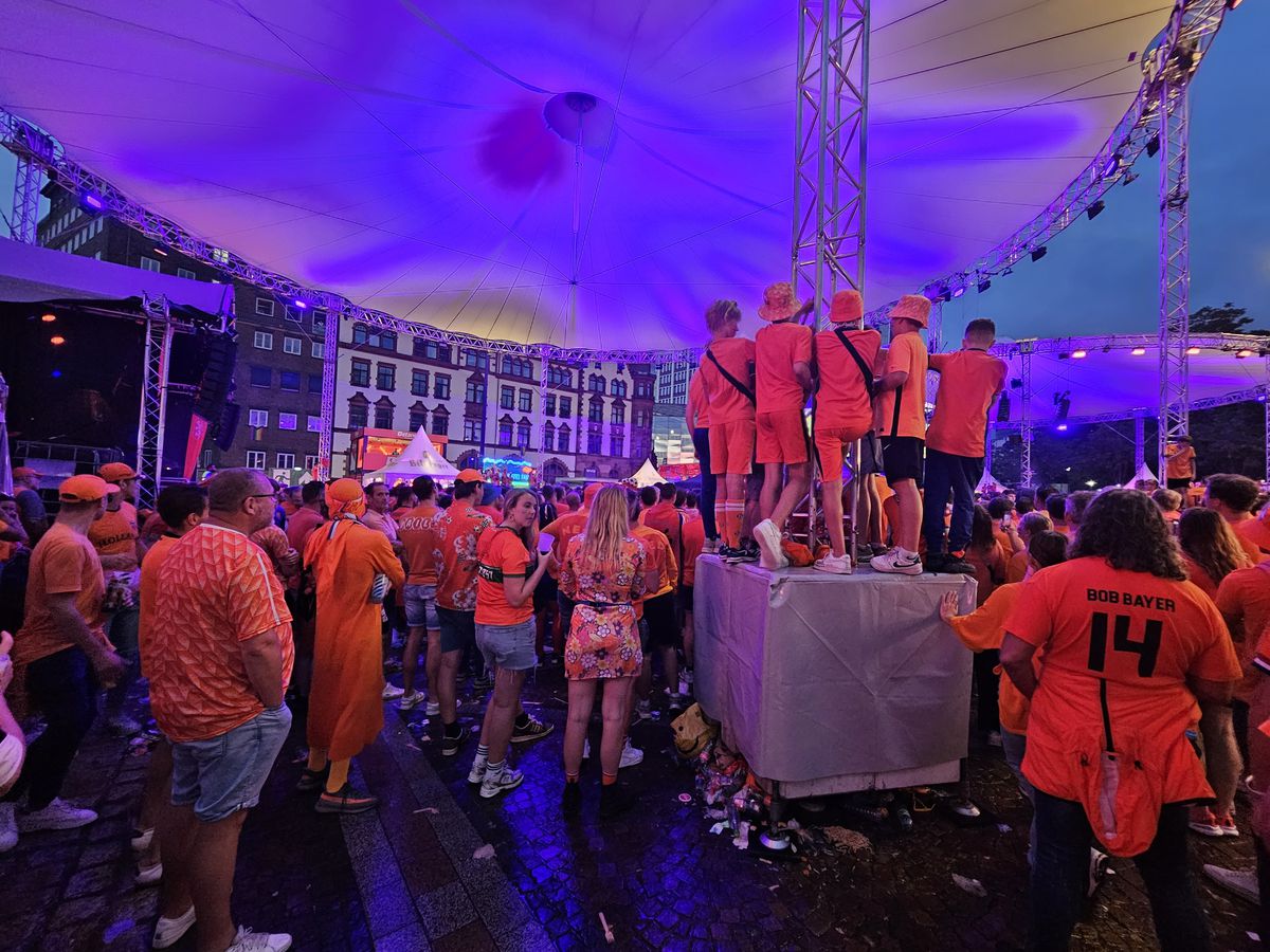 Invazia Oranje » Atmosferă electrizantă în fan zone-ul din Dortmund