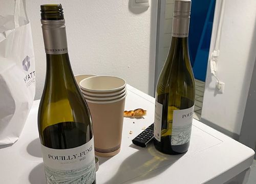 Sticle de vin în vestiarul lui Southgate, la „sfertul” cu Elveția / Foto: Sport Bild