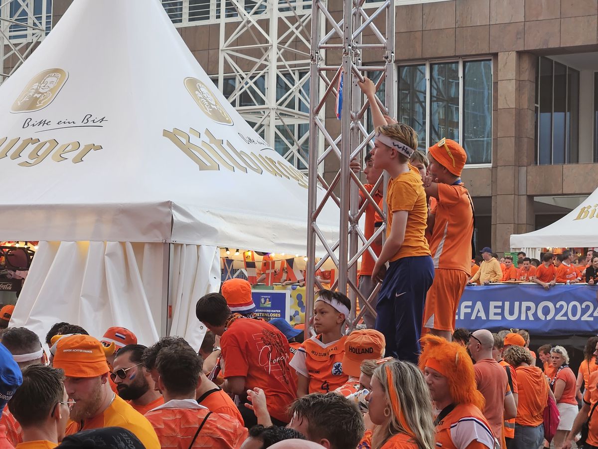 Atmosfera din fan zone-ul Olandei în timpul meciului cu Anglia, din semifinalele de la Euro 2024