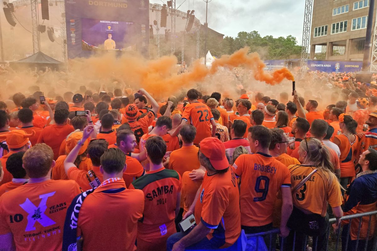 Atmosfera din fan zone-ul Olandei în timpul meciului cu Anglia, din semifinalele de la Euro 2024