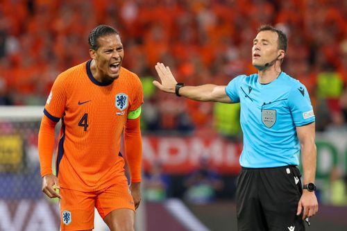 Căpitanul Virgil Van Dijk țipă la Felix Zwayer, după o decizie contra Olandei / Foto: Imago