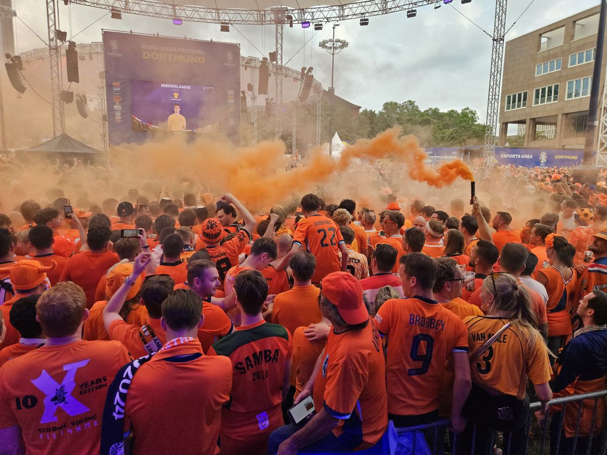 Atmosfera din fan zone-ul Olandei în timpul meciului cu Anglia, din semifinalele de la Euro 2024