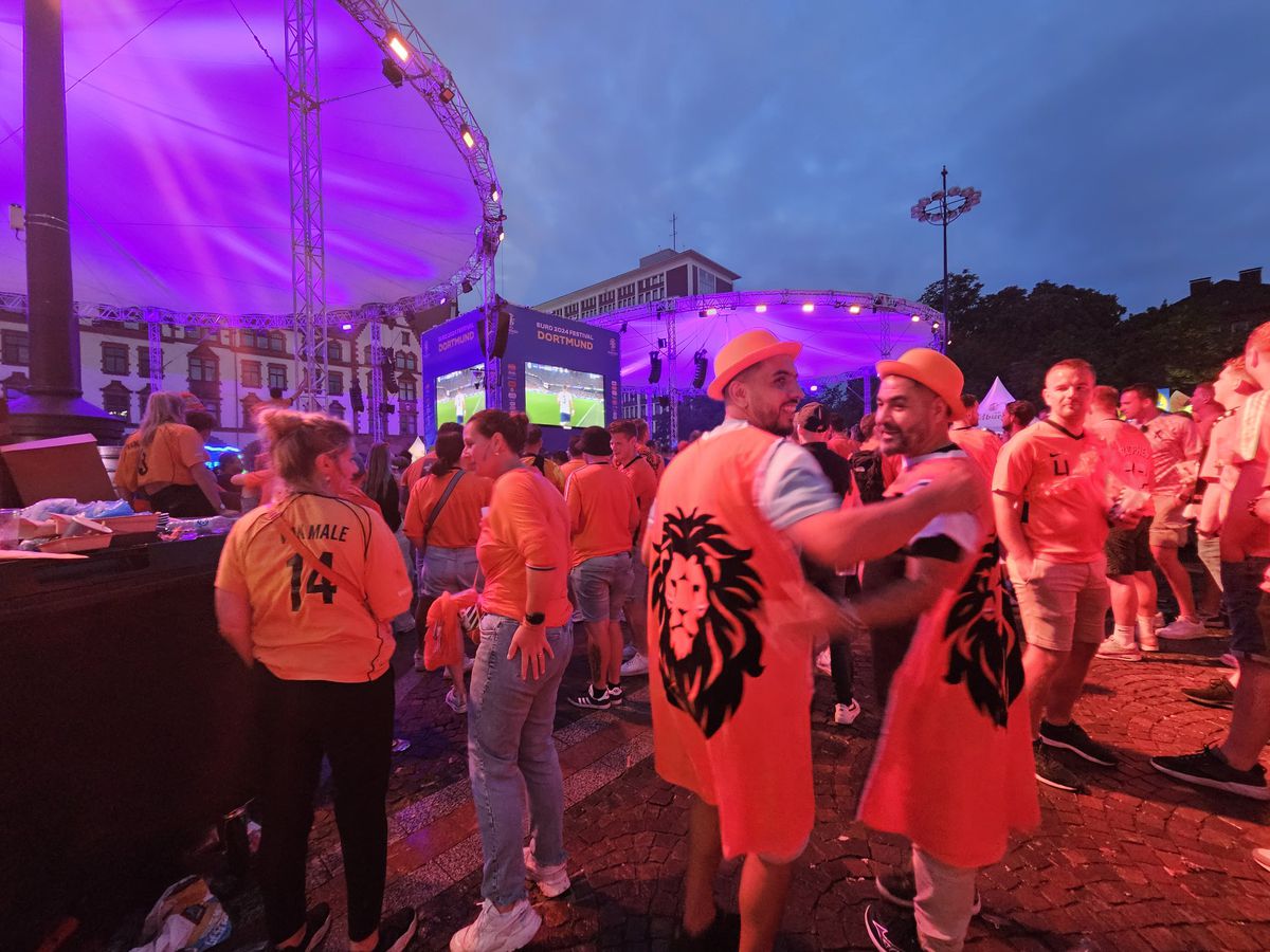 Atmosfera din fan zone-ul Olandei în timpul meciului cu Anglia, din semifinalele de la Euro 2024