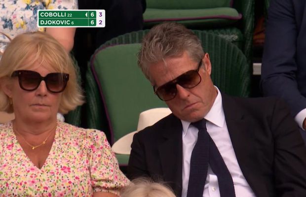 Moment rar la Wimbledon! Deși era situat în spatele Reginei Marii Britanii, Hugh Grant a adormit la meciul lui Djokovic: „Îl poate verifica cineva?”