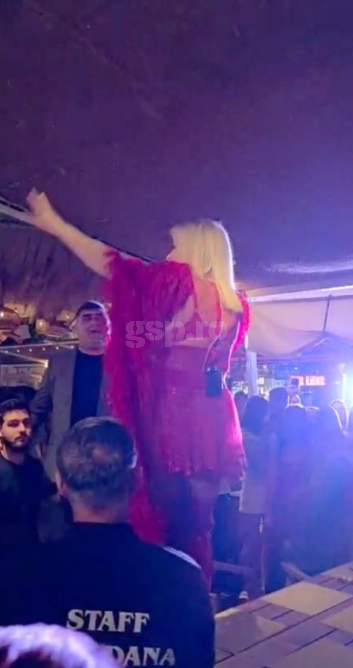 Loredana, show pe masa lui Gică și Ianis Hagi » Petrecere „legendară” joi seara în stațiunea Mamaia! Tot „numărul”, surprins de GSP