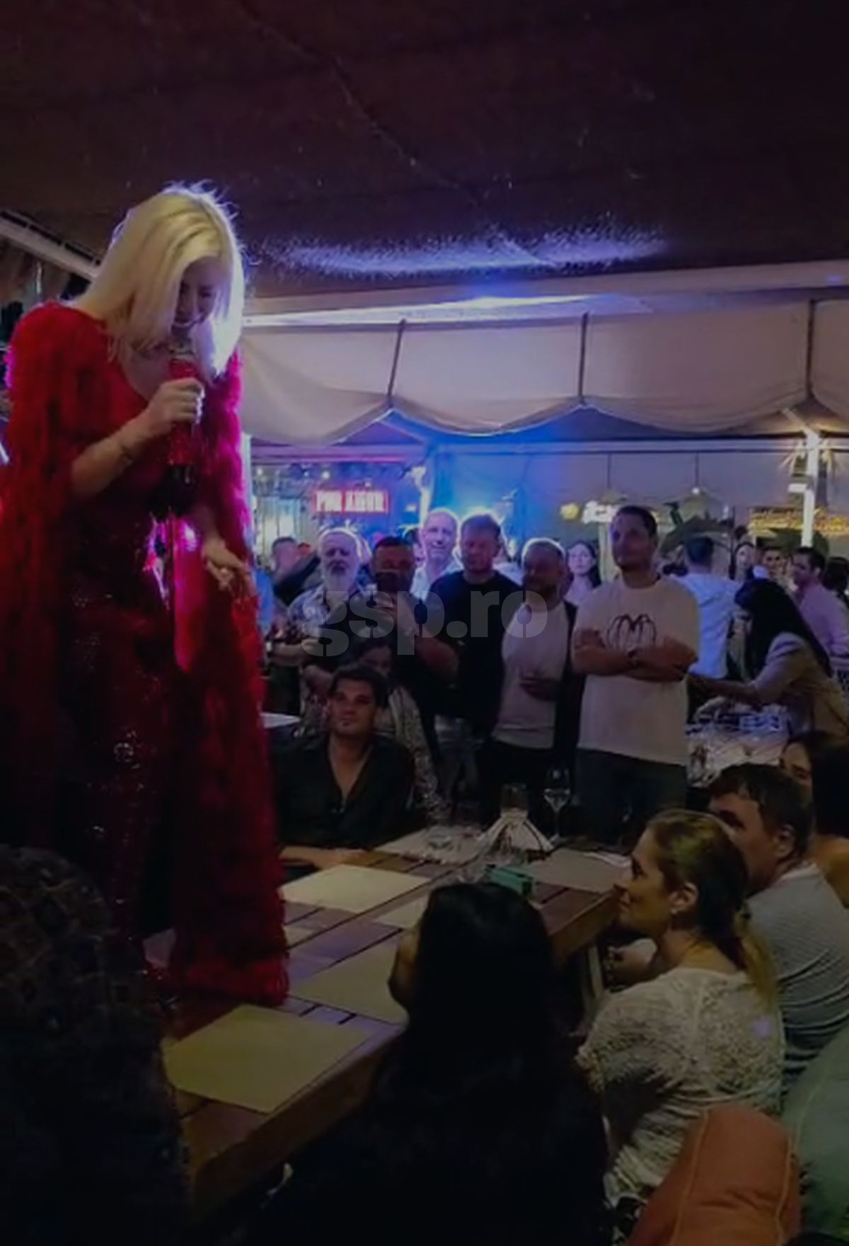 Loredana Groza, show pe mese în fața lui Gică și Ianis Hagi