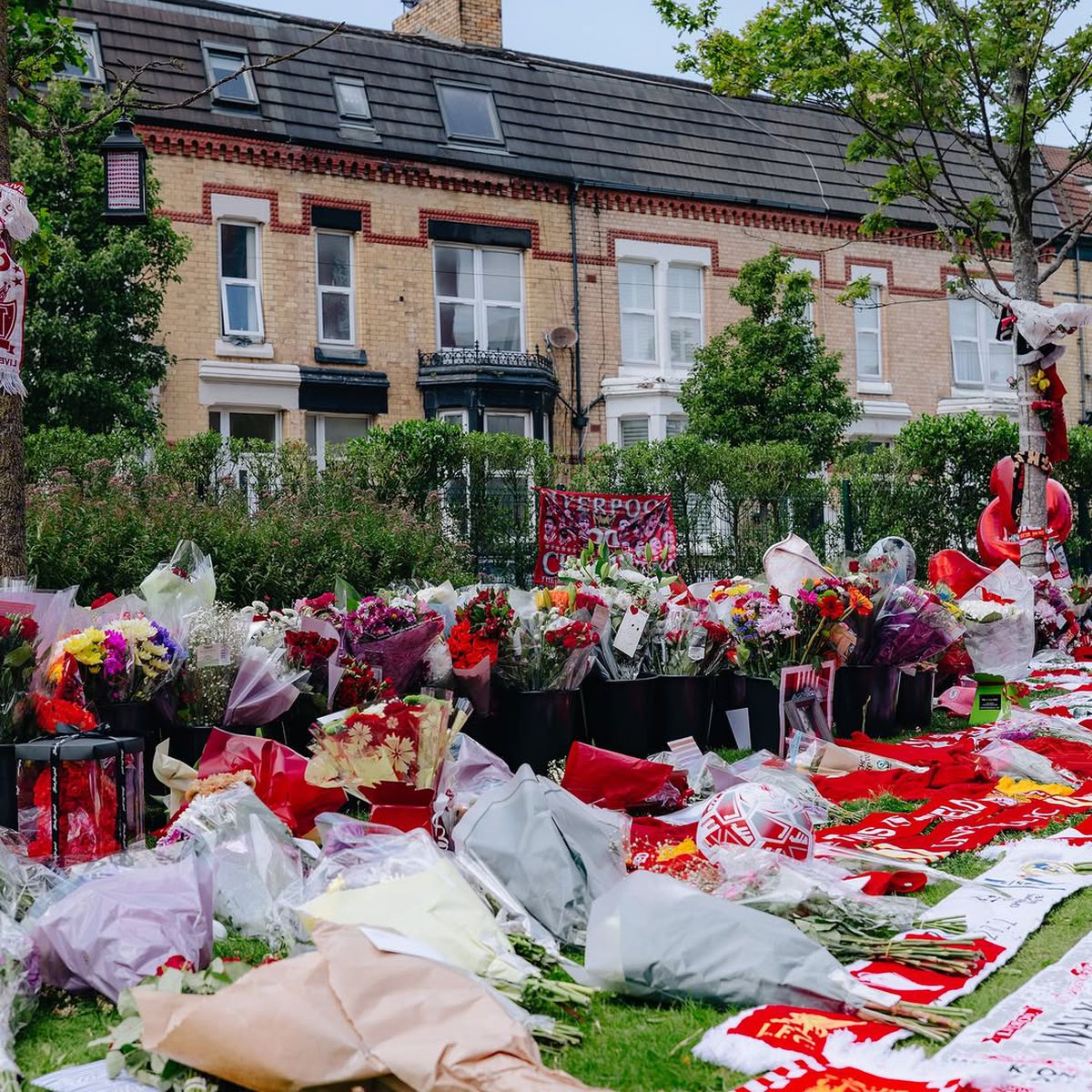 Liverpool, în doliu » Fanii și oamenii din fotbal îi aduc un ultim omagiu lui Diogo Jota: imagini înduioșătoare în apropierea Anfield Road