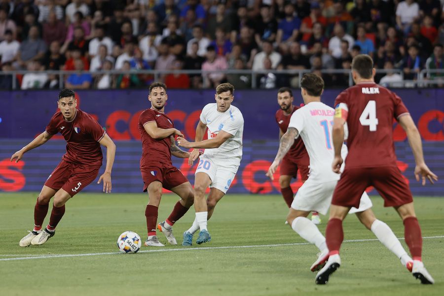 Dennis Politic, în FCSB - Inter d'Escaldes // FOTO: Cristi Preda (GSP) Politic, băgat în ședință de Becali după primul său meci european: „De asta ai nevoie. Dacă nu, nu am ce să-ți fac”