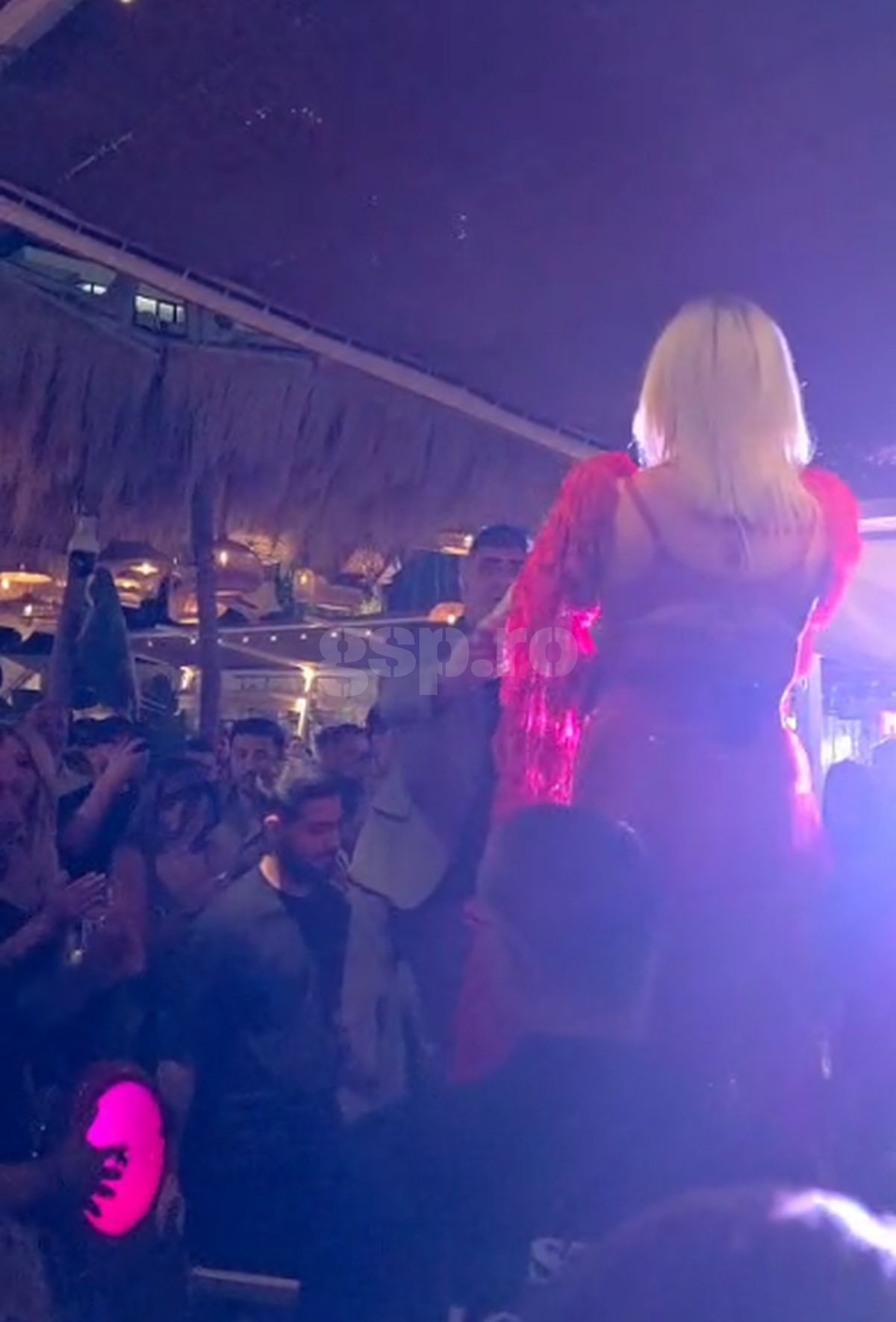 Loredana, show pe masa lui Gică și Ianis Hagi » Petrecere „legendară” joi seara în stațiunea Mamaia! Tot „numărul”, surprins de GSP