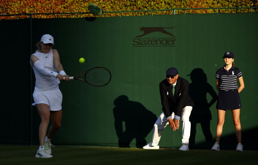 Arbitru de linie la Wimbledon/Foto: Getty Images Revoltă la Wimbledon, după decizia care schimbă 148 de ani de istorie: „Scoatem umanitatea din tenis! Ce se întâmplă la 5-5 în decisiv?!”