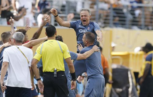 Luis Enrique celebrează pe margine al patrulea gol al PSG-ului cu Real Madrid / Foto: Imago