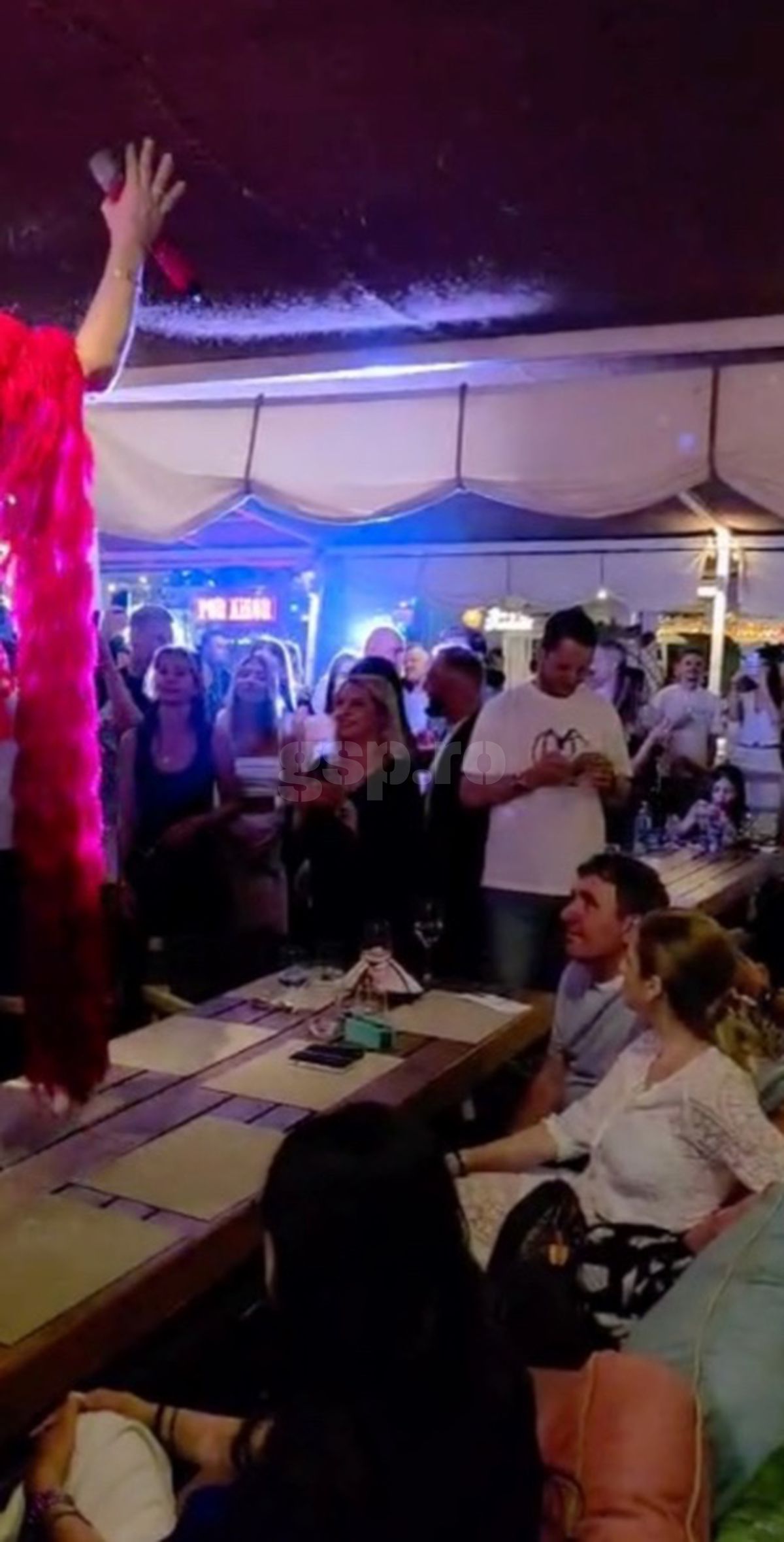 Loredana, show pe masa lui Gică și Ianis Hagi » Petrecere „legendară” joi seara în stațiunea Mamaia! Tot „numărul”, surprins de GSP