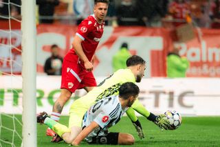 Jucătorul lui Dinamo, alertat de transferul de pe postul lui » Salariu triplu, îl scoate și din echipă?