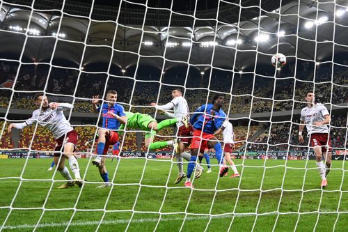 Stelian Stancu, 43 de ani, fost jucător la FCSB, crede că roș-albaștrii ar fi avut nevoie acum de Jordan Gele (32). Francezul mai are contract cu campioana României, dar a fost scos din lot odată cu noua stagiune.