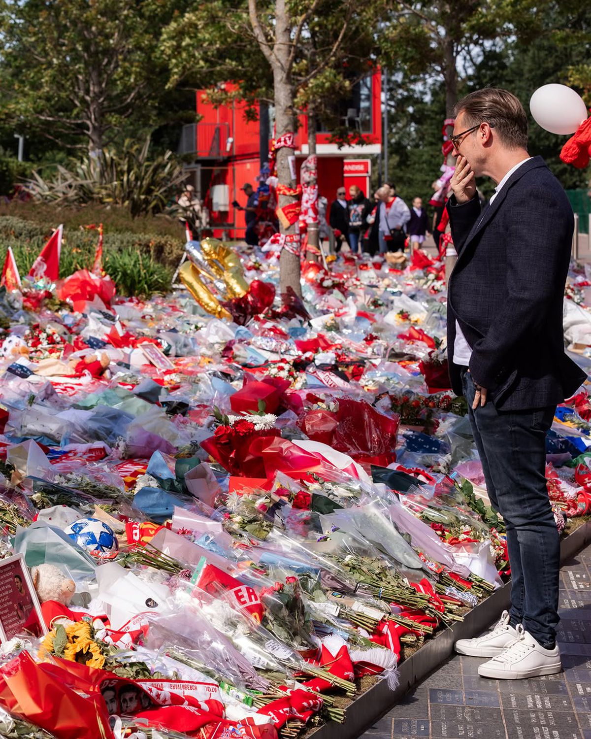 Jucătorul de la care Diogo Jota a „moștenit” numărul 20 la Liverpool a venit pe Anfield pentru a-i aduce un ultim omagiu portughezului