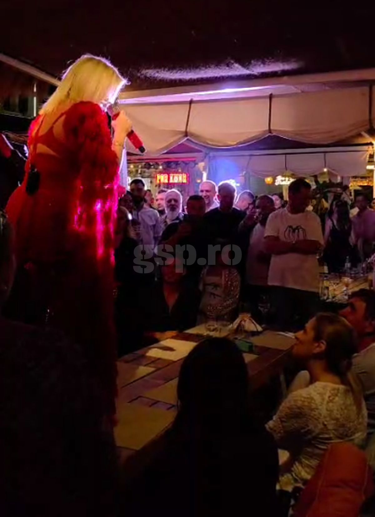 Loredana Groza, show pe mese în fața lui Gică și Ianis Hagi