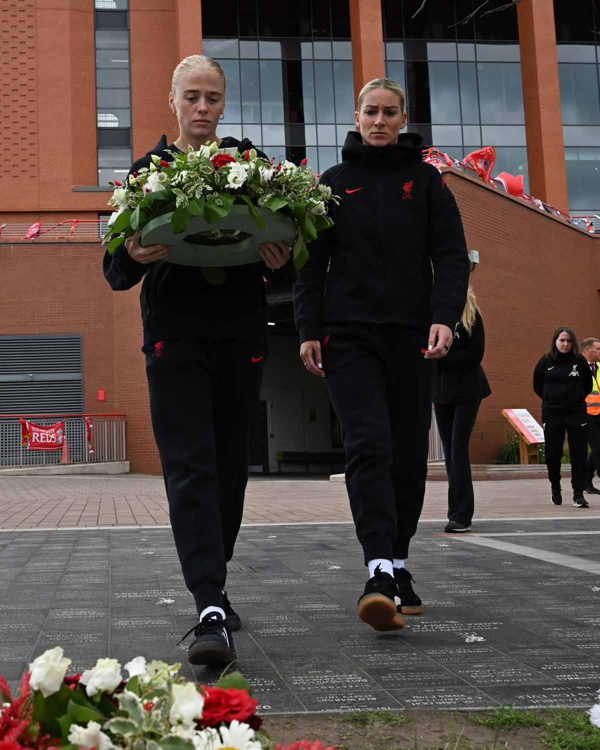 Liverpool, în doliu » Fanii și oamenii din fotbal îi aduc un ultim omagiu lui Diogo Jota: imagini înduioșătoare în apropierea Anfield Road