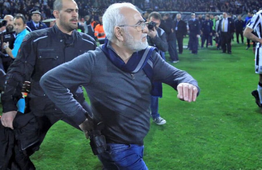 Ivan Savvidis, cu pistolul pe teren în PAOK - AEK Atena // foto: Reuters După 6 ani, Răzvan Lucescu a ajuns față în față cu patronul Ivan Savvidis: „Antrenorul și jucătorii au fost informați”