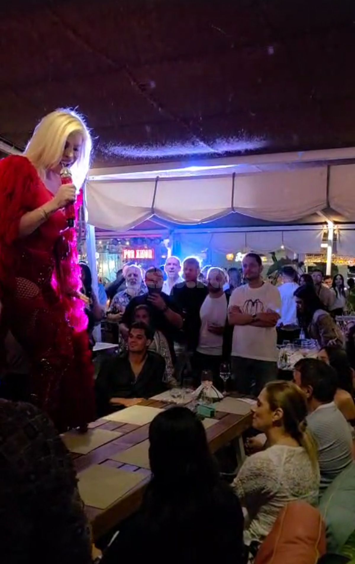 Loredana, show pe masa lui Gică și Ianis Hagi » Petrecere „legendară” joi seara în stațiunea Mamaia! Tot „numărul”, surprins de GSP