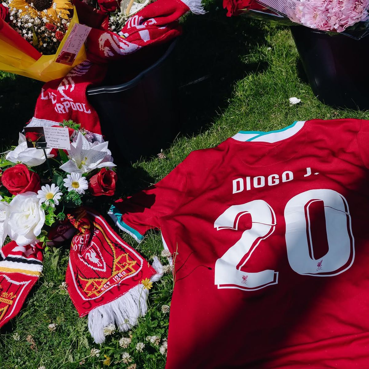 Liverpool, în doliu » Fanii și oamenii din fotbal îi aduc un ultim omagiu lui Diogo Jota: imagini înduioșătoare în apropierea Anfield Road