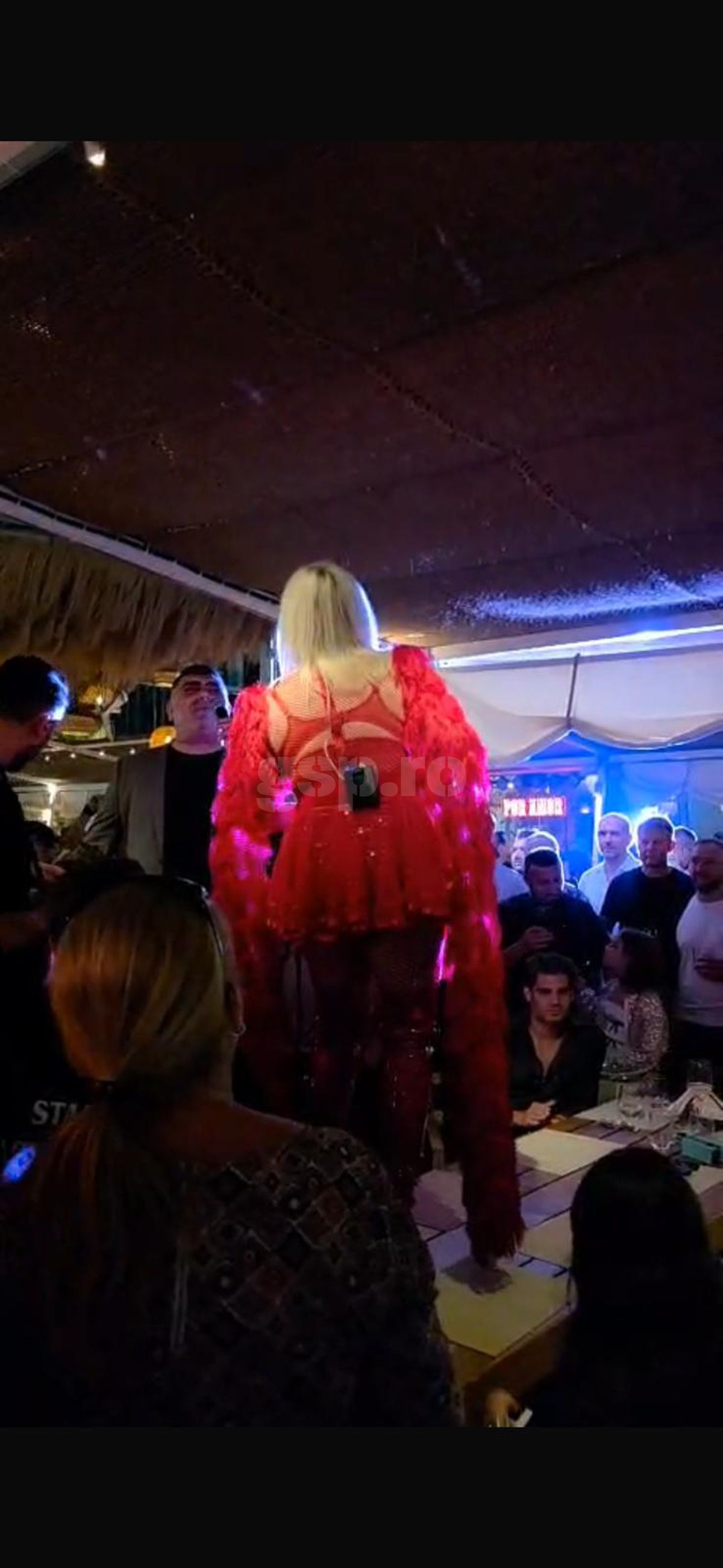 Loredana, show pe masa lui Gică și Ianis Hagi » Petrecere „legendară” joi seara în stațiunea Mamaia! Tot „numărul”, surprins de GSP