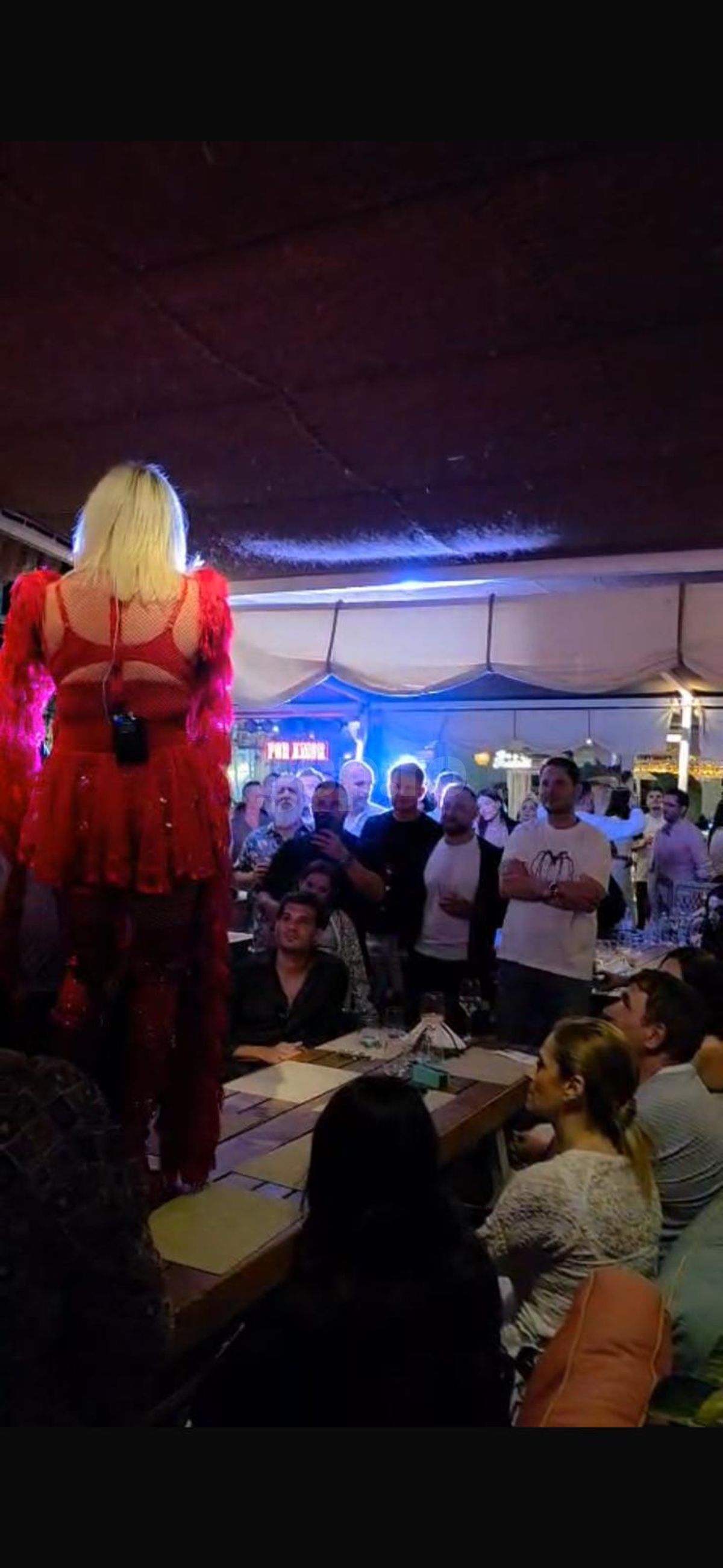 Loredana, show pe masa lui Gică și Ianis Hagi » Petrecere „legendară” joi seara în stațiunea Mamaia! Tot „numărul”, surprins de GSP