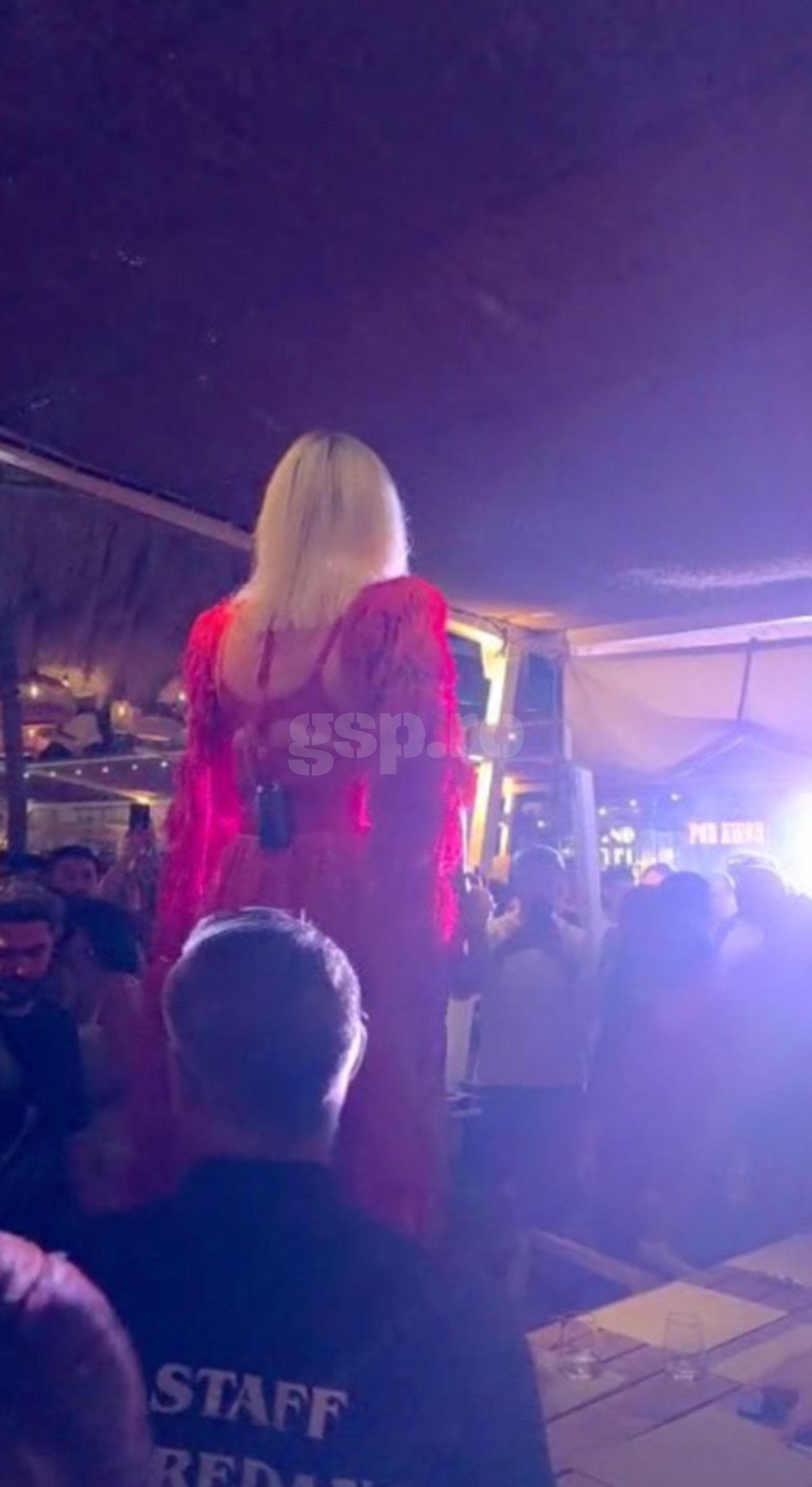 Loredana, show pe masa lui Gică și Ianis Hagi » Petrecere „legendară” joi seara în stațiunea Mamaia! Tot „numărul”, surprins de GSP