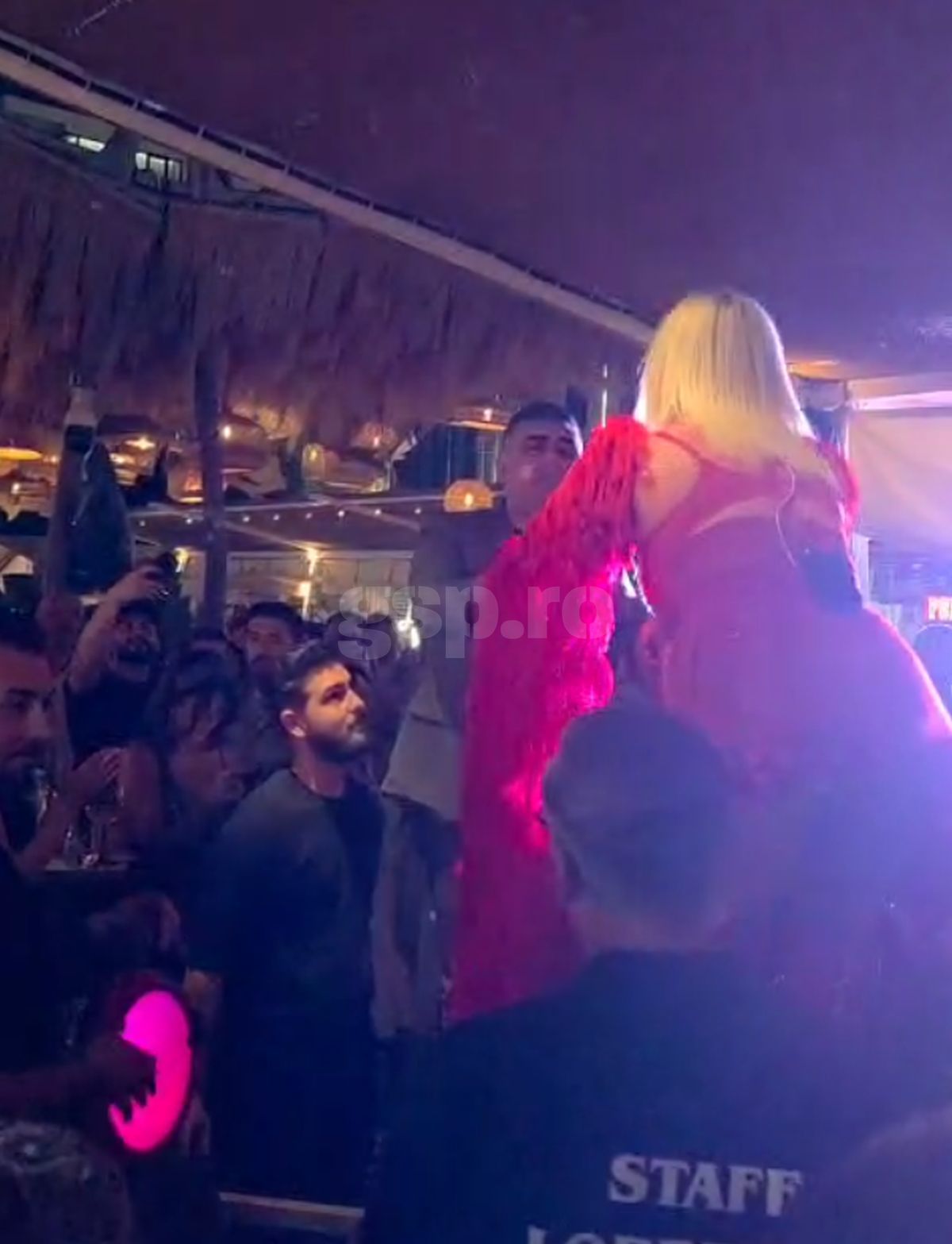 Loredana, show pe masa lui Gică și Ianis Hagi » Petrecere „legendară” joi seara în stațiunea Mamaia! Tot „numărul”, surprins de GSP