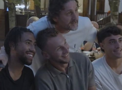 Denis Drăguș, în centru, alături de coechipieri și de antrenorul Fatih Tekke / foto: Instagram