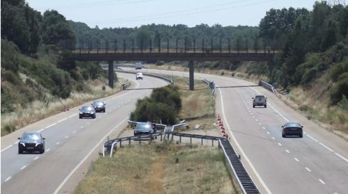 Locul în care Lamborghini-ul Huracan în care se deplasau frații Jota a fost distrus de flăcări și unde familia a venit să-i omagieze pe foștilor fotbaliști / Foto: La Opinion de Zamora