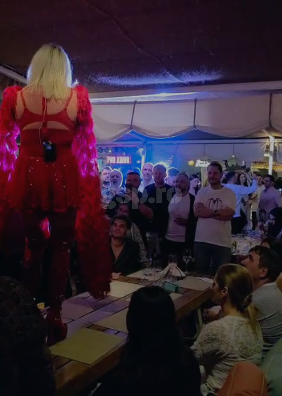 Loredana, show pe masa lui Gică și Ianis Hagi » Petrecere „legendară” joi seara în stațiunea Mamaia! Tot „numărul”, surprins de GSP