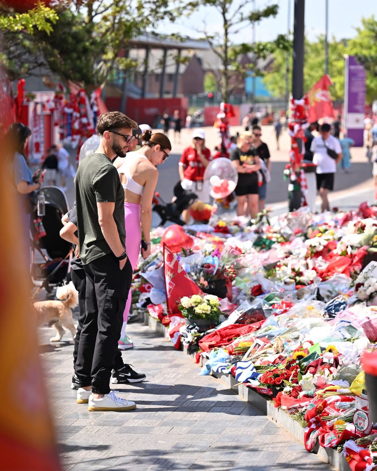 Liverpool, în doliu » Fanii și oamenii din fotbal îi aduc un ultim omagiu lui Diogo Jota: imagini înduioșătoare în apropierea Anfield Road