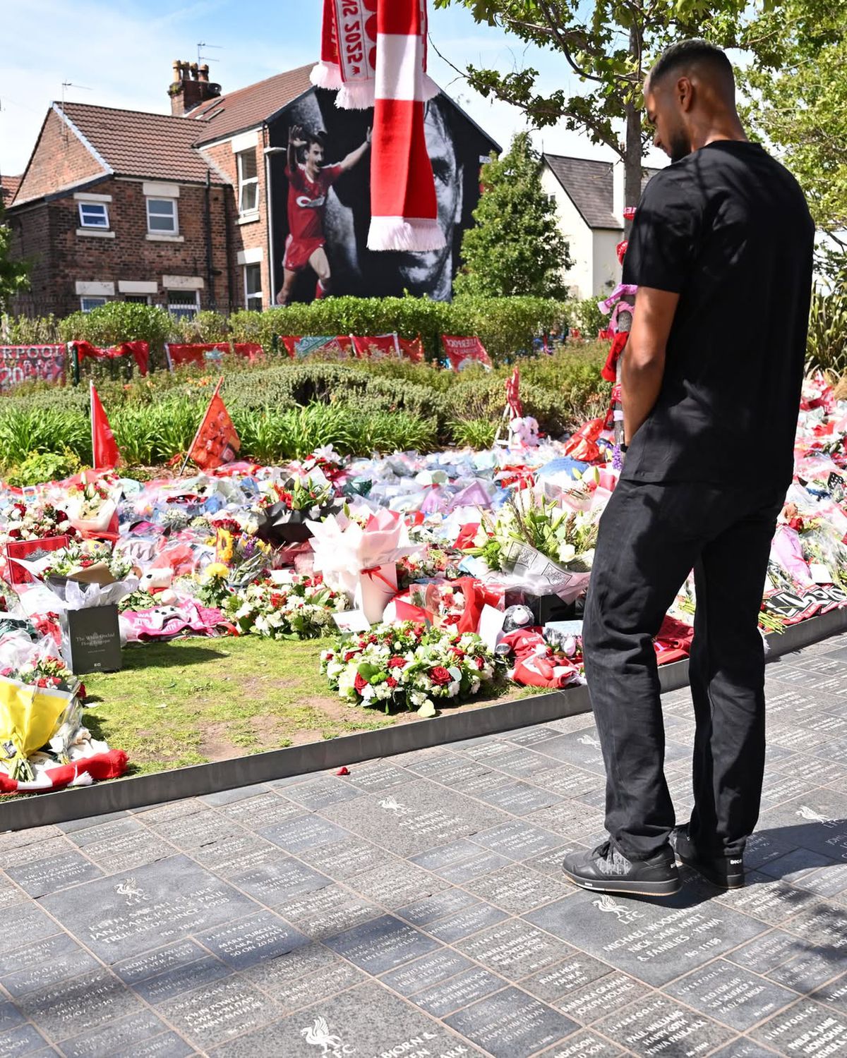 Jucătorul de la care Diogo Jota a „moștenit” numărul 20 la Liverpool a venit pe Anfield pentru a-i aduce un ultim omagiu portughezului