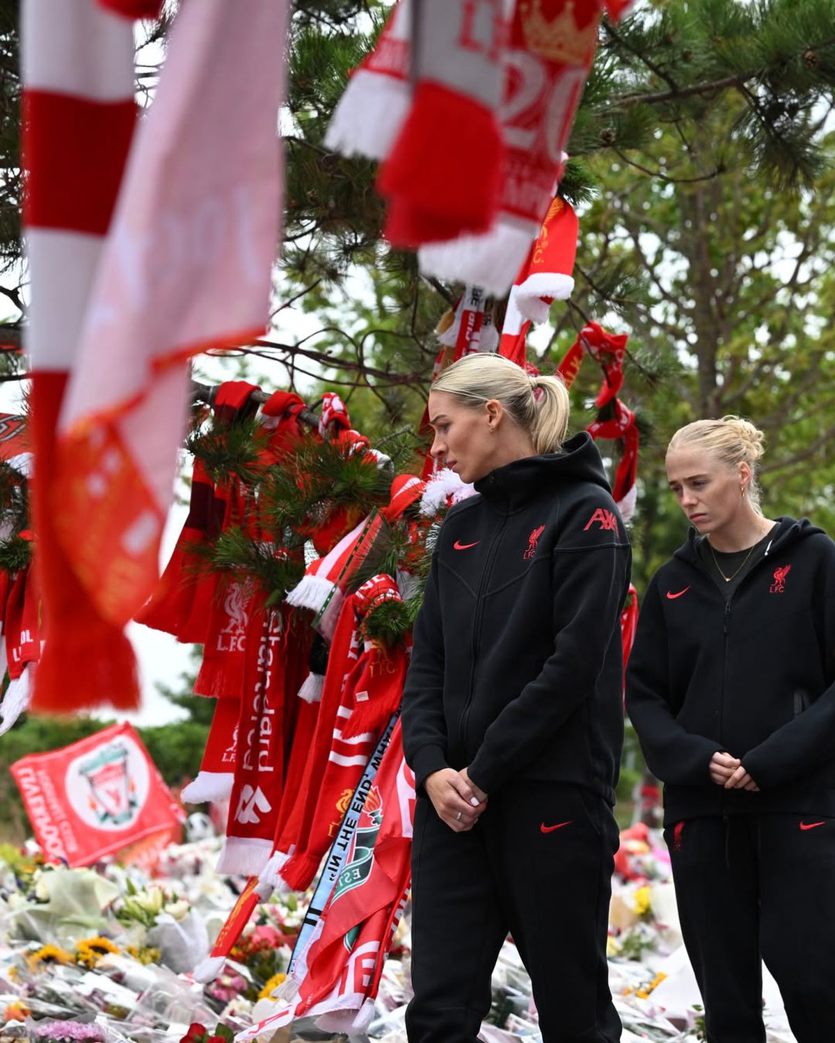 Jucătorul de la care Diogo Jota a „moștenit” numărul 20 la Liverpool a venit pe Anfield pentru a-i aduce un ultim omagiu portughezului