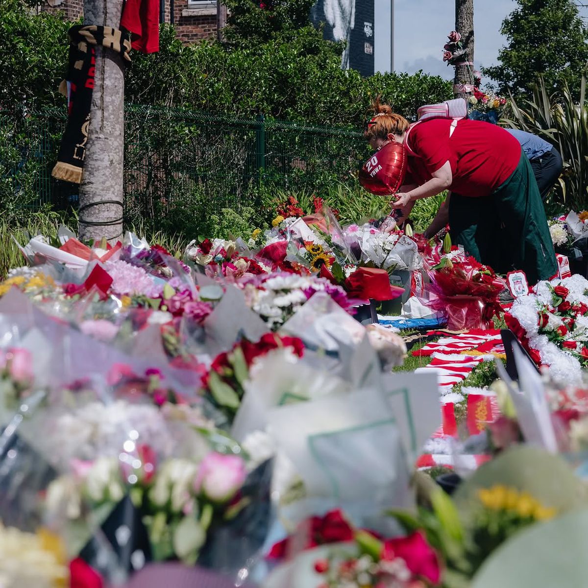 Liverpool, în doliu » Fanii și oamenii din fotbal îi aduc un ultim omagiu lui Diogo Jota: imagini înduioșătoare în apropierea Anfield Road