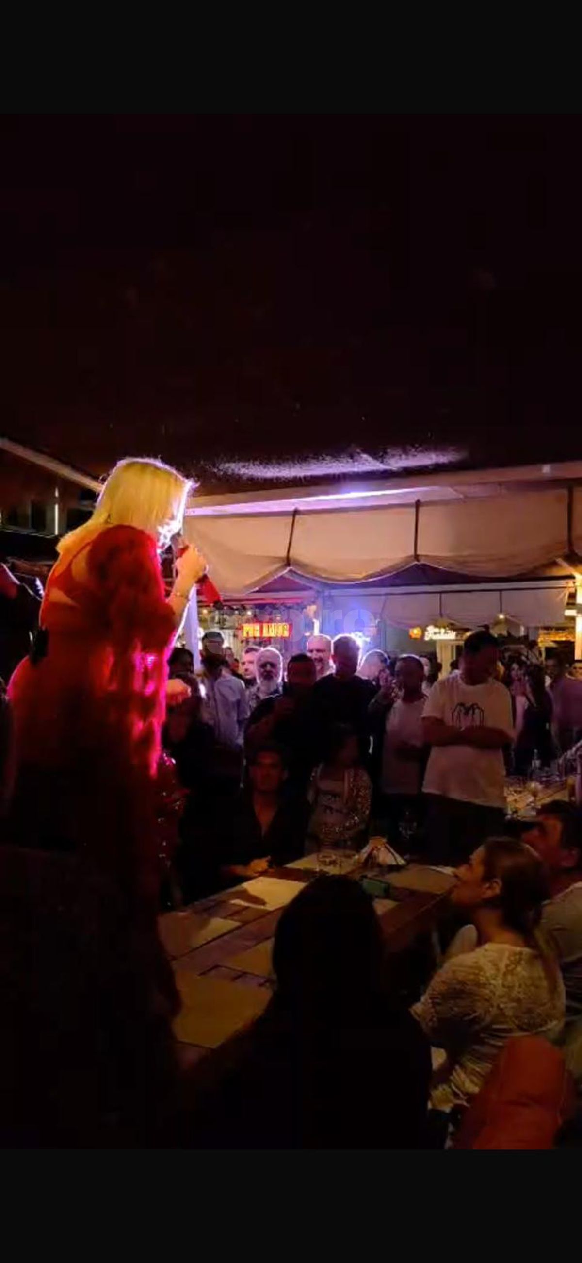 Loredana, show pe masa lui Gică și Ianis Hagi » Petrecere „legendară” joi seara în stațiunea Mamaia! Tot „numărul”, surprins de GSP